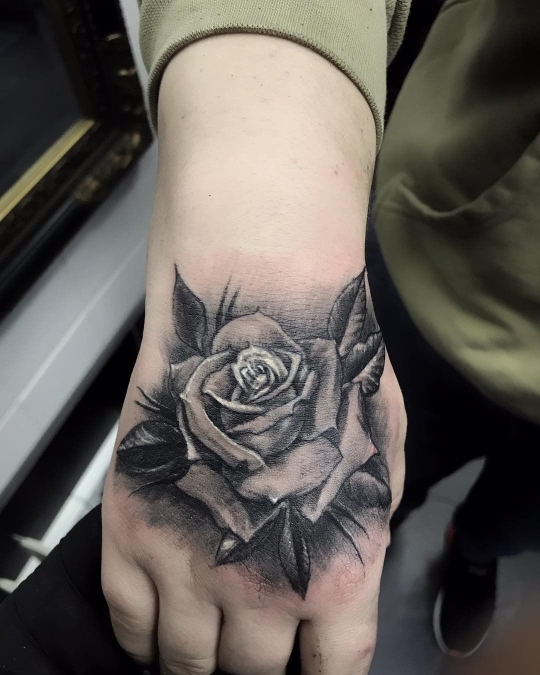 Mani donna rosa sul dorso