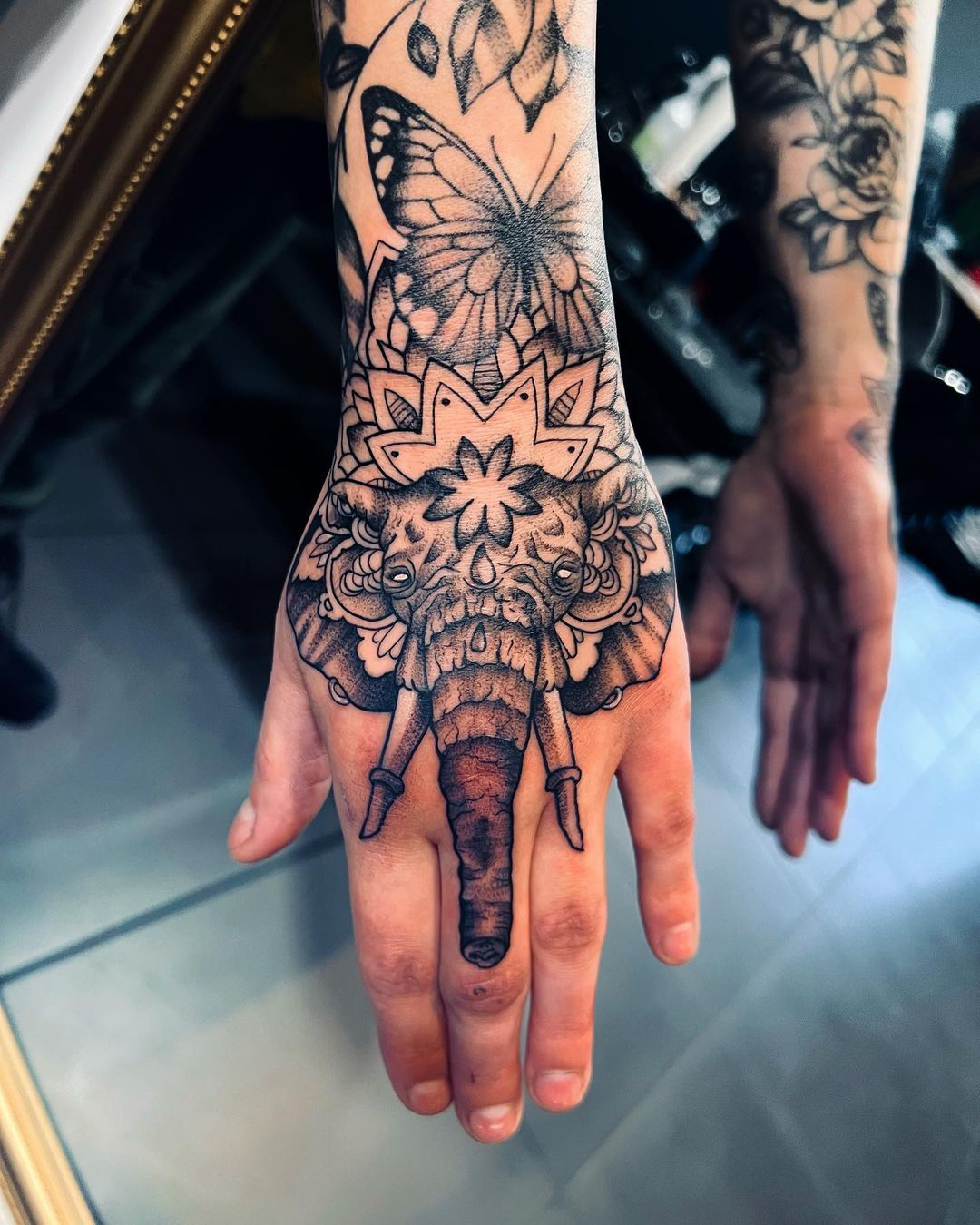 Mani donna tatuaggio che rappresenta un elefante