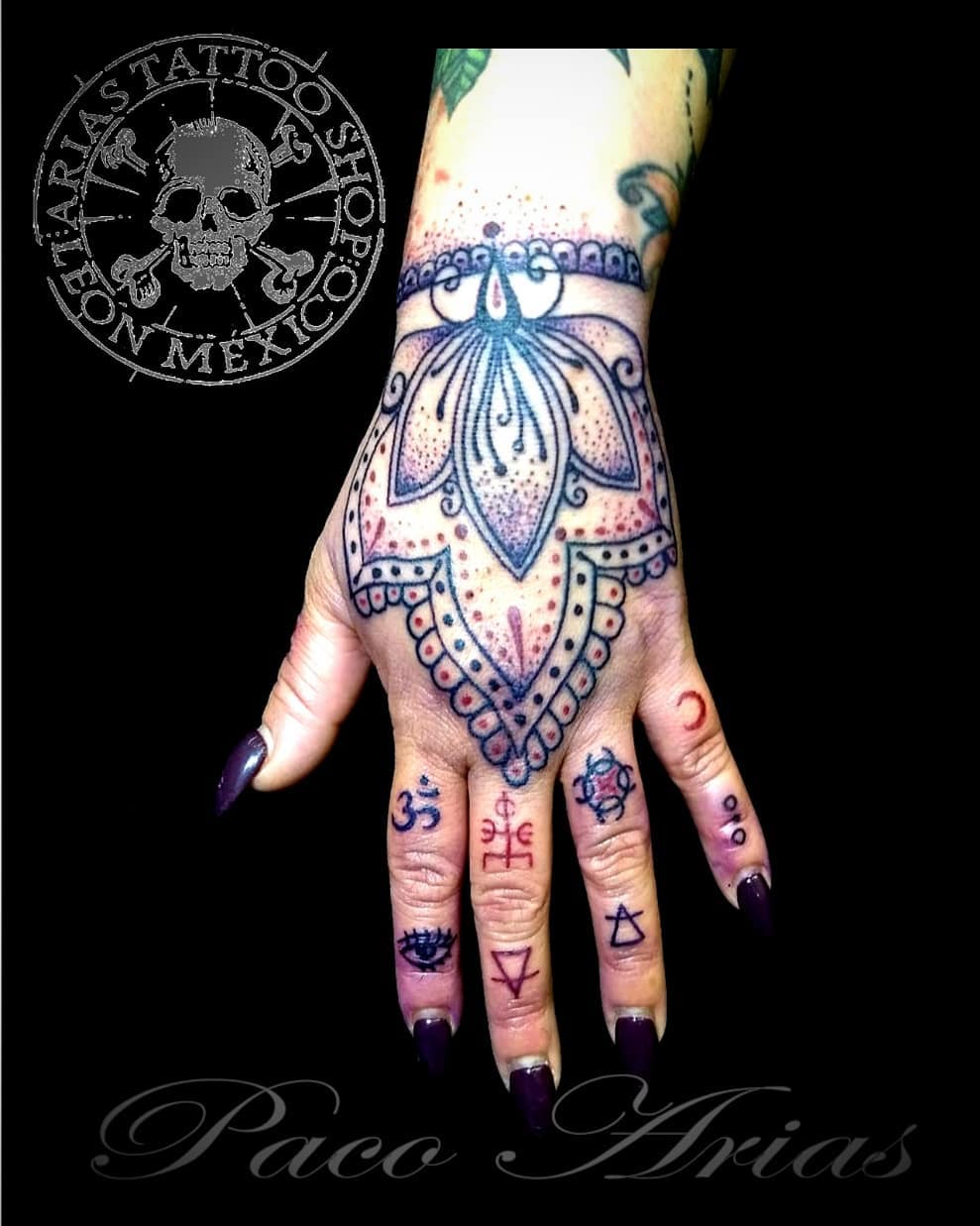 Mani donna tatuaggio colorato