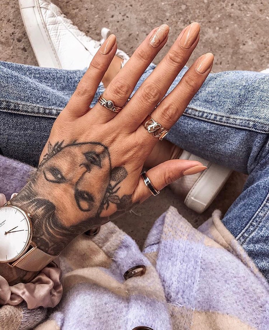 Mani donna tatuaggio di un volto