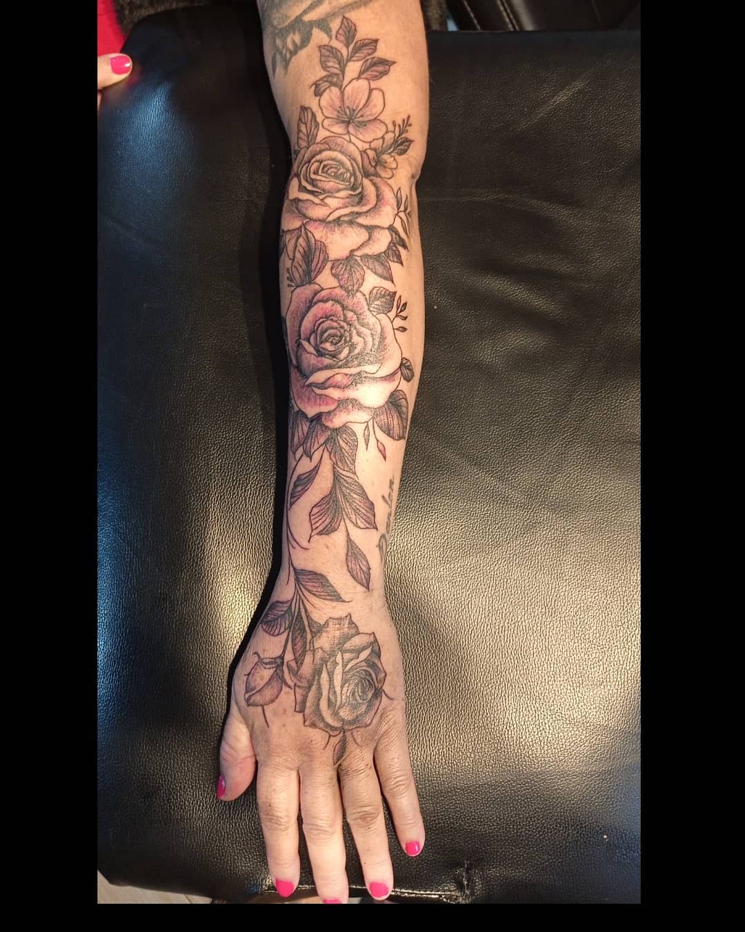 Mani donna tatuaggio floreale sul dorso