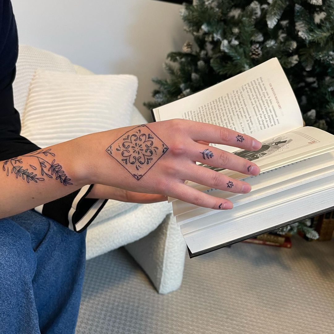 Mani donna tatuaggio floreale