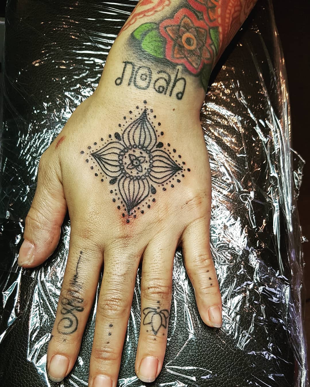 Mano donna tatuaggio geometrico