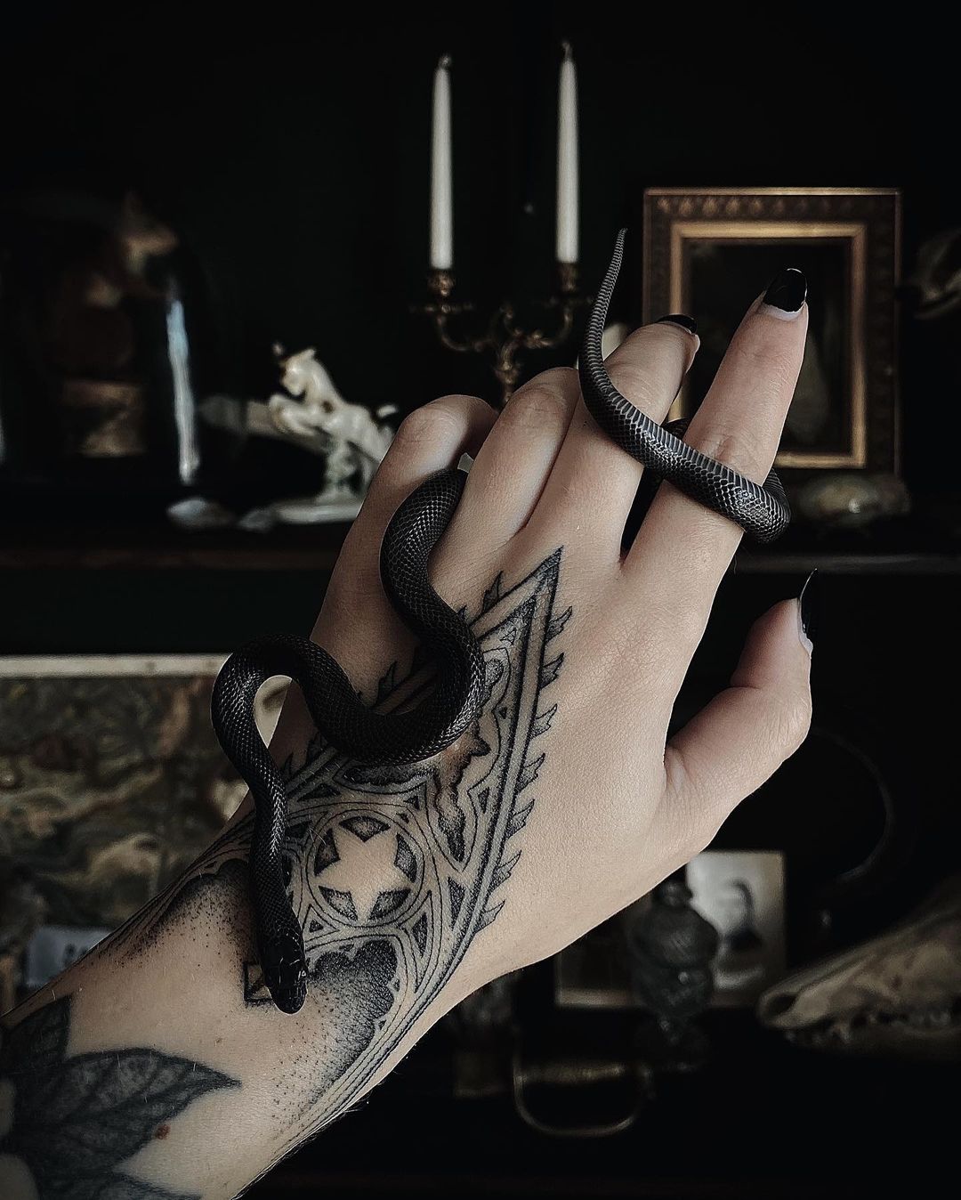 Mano donna tatuaggio particolare
