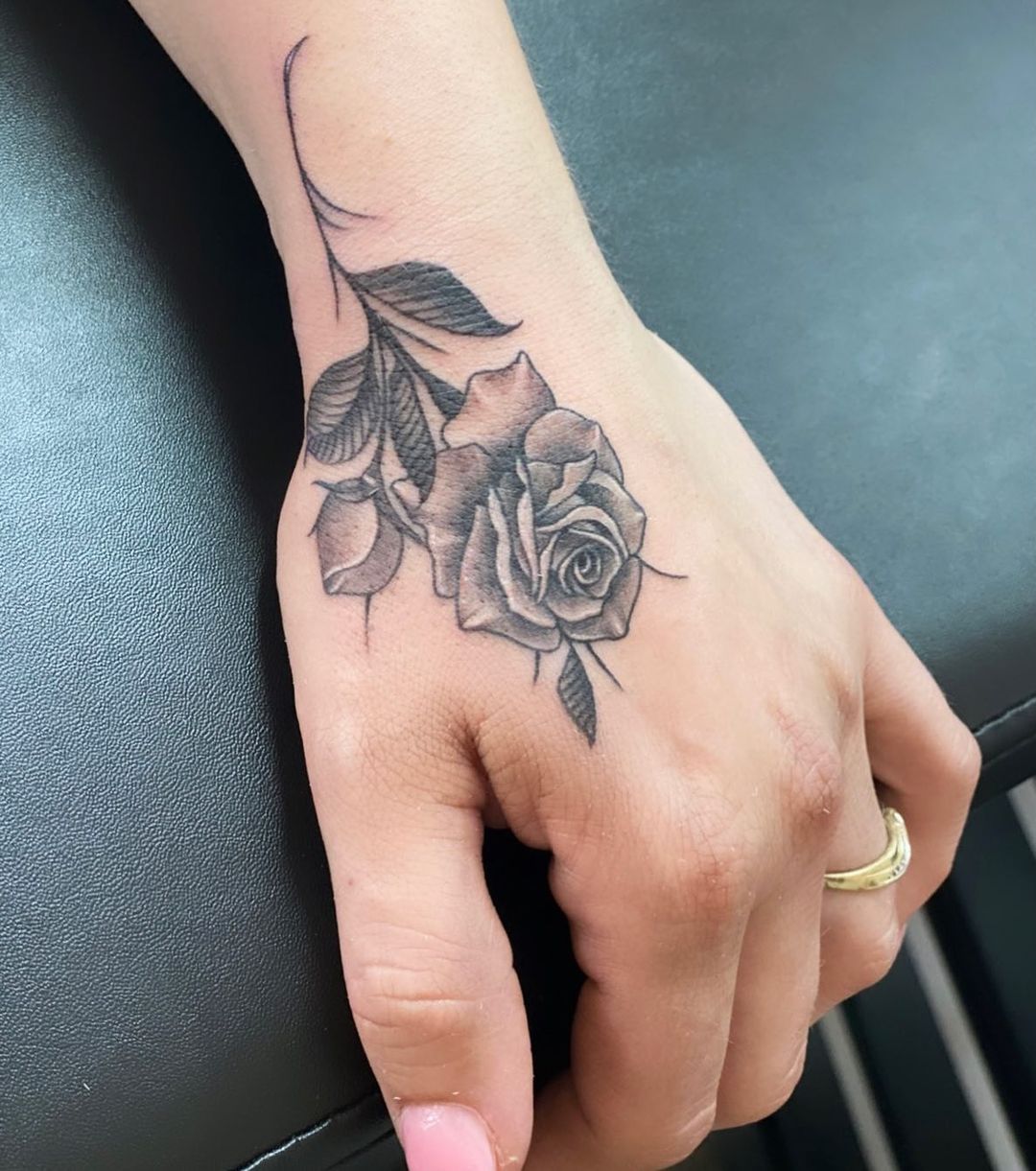Mano donna tatuaggio rosa