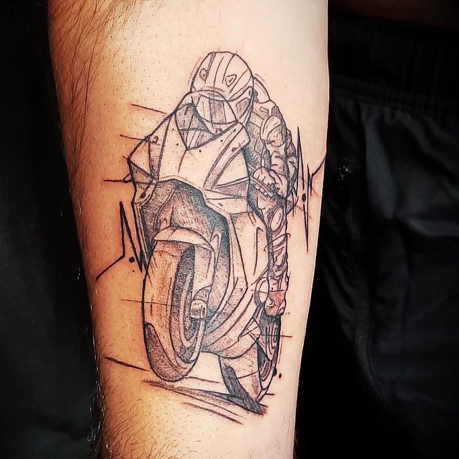Motocicletta tatuata da un uomo