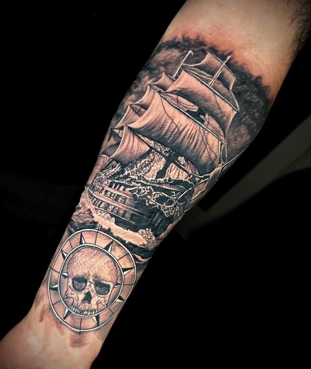 Nave pirata con onde e bussola