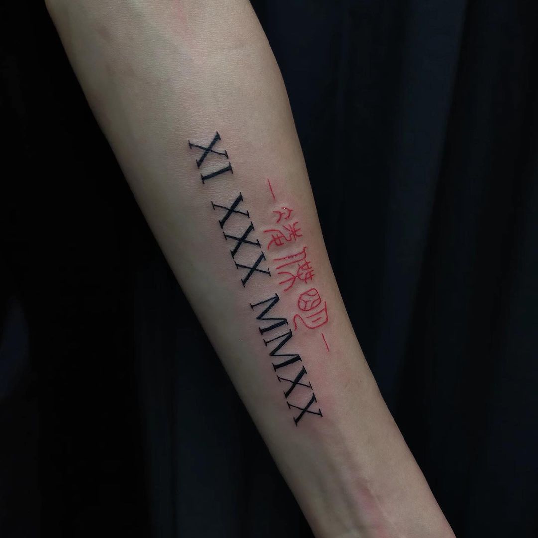 Numeri romani con scritte di colore rosso asiatiche