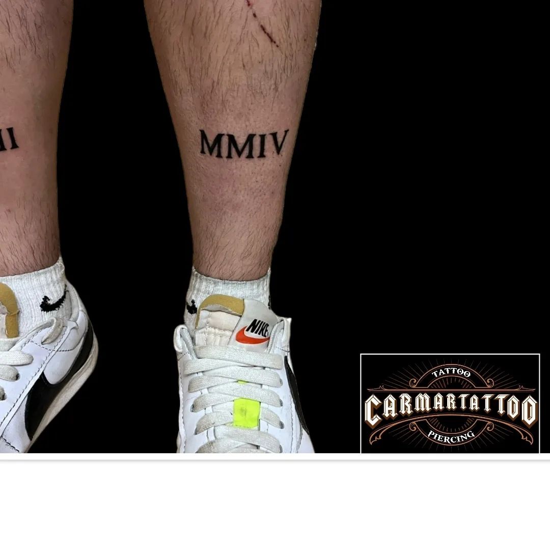 Numeri romani sulle gambe di un ragazzo
