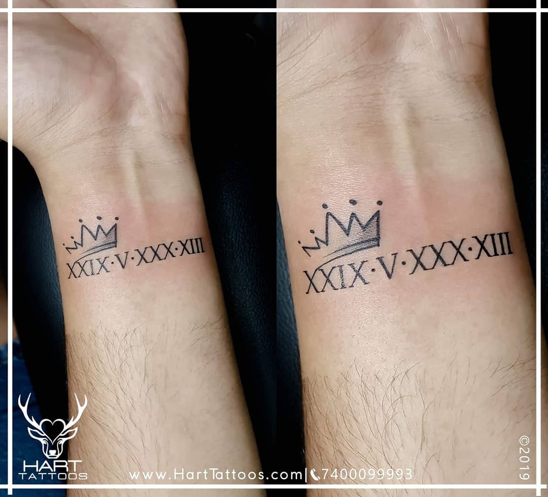 Numeri romani tatuaggio con corona