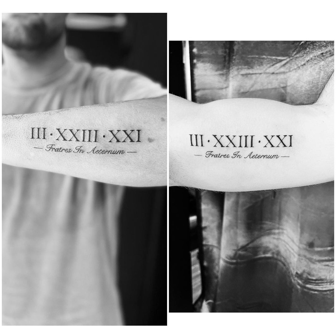 Numeri romani tatuaggio con scritta in latino