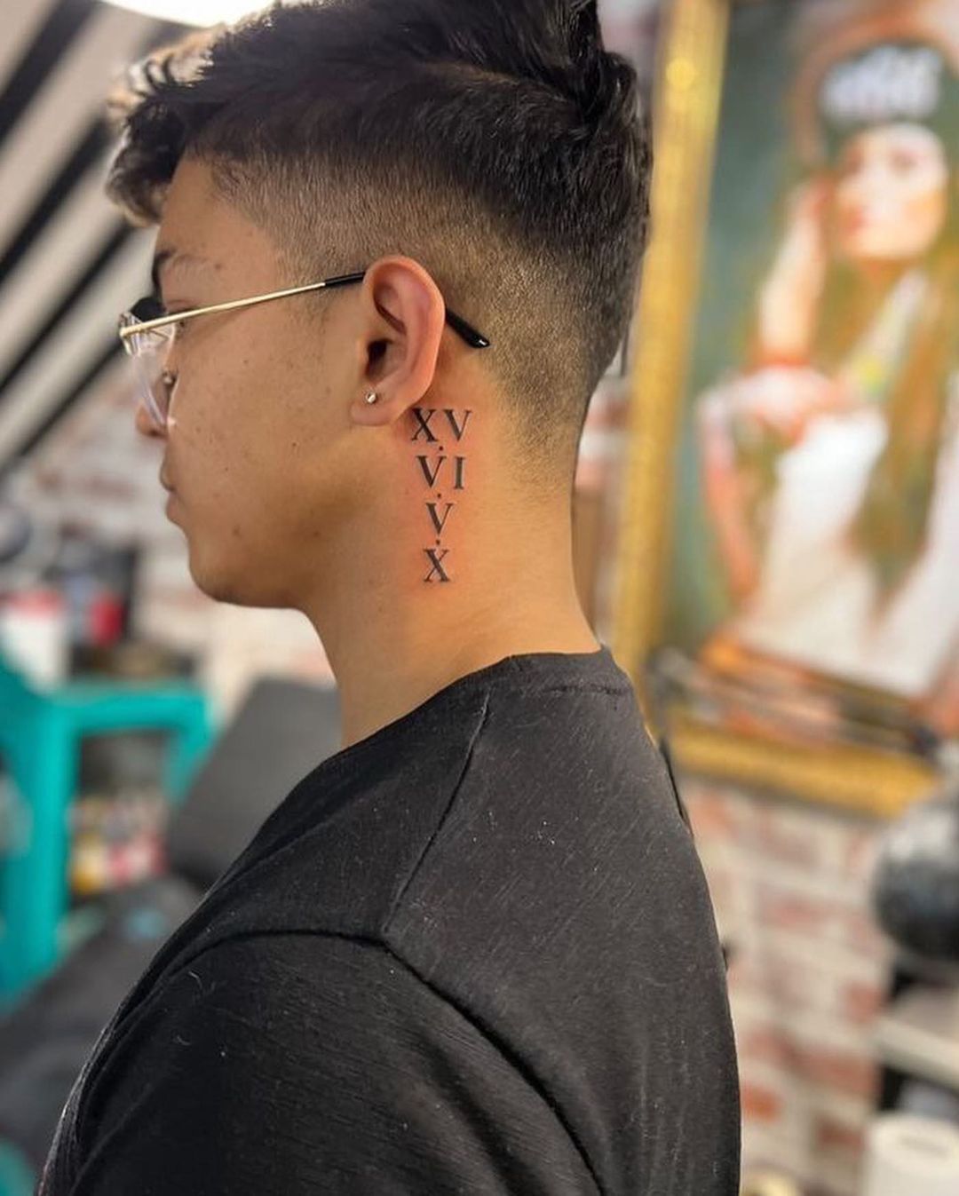 Numeri romani tatuaggio sul collo