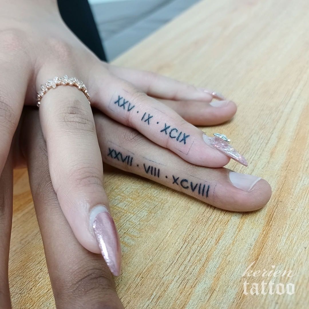 Numeri romani tatuaggio sulle dita
