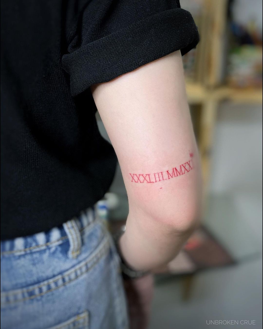 Numeri romani tatuati di colore rosso