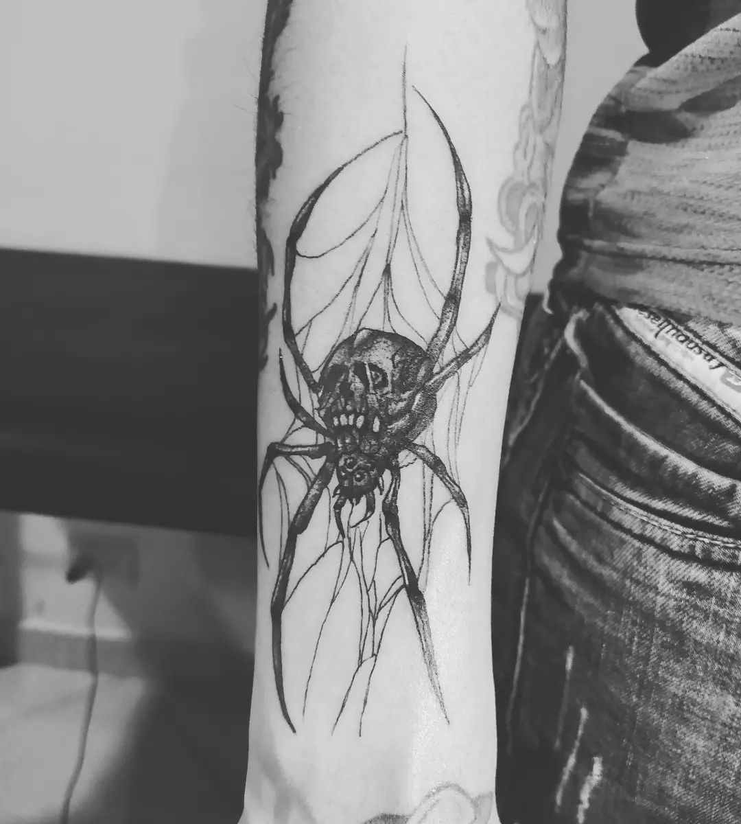Ragno e teschio tatuaggio