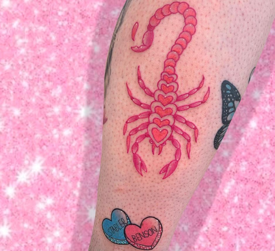 Scorpione rosa con cuori