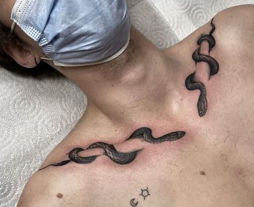 Serpenti intorno alle clavicole