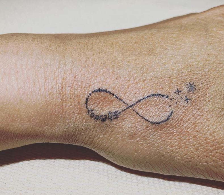 Simbolo infinito sulla mano