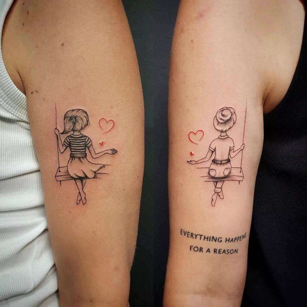 Sorelle sull'altalena tatuaggio con una frase