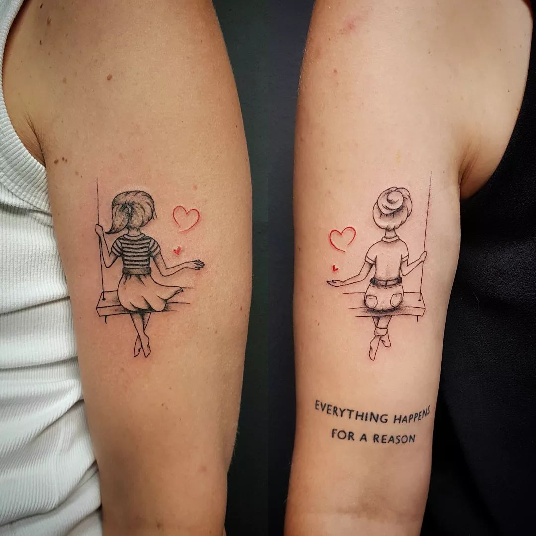 Sorelle sull'altalena tatuaggio con una frase