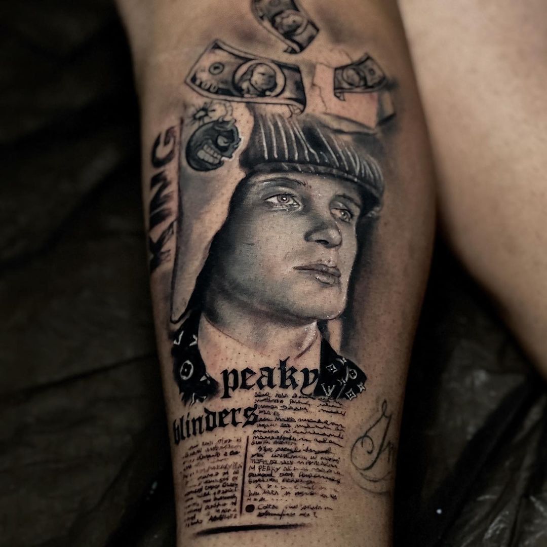 Tatuaggio Peaky blinders sulla gamba