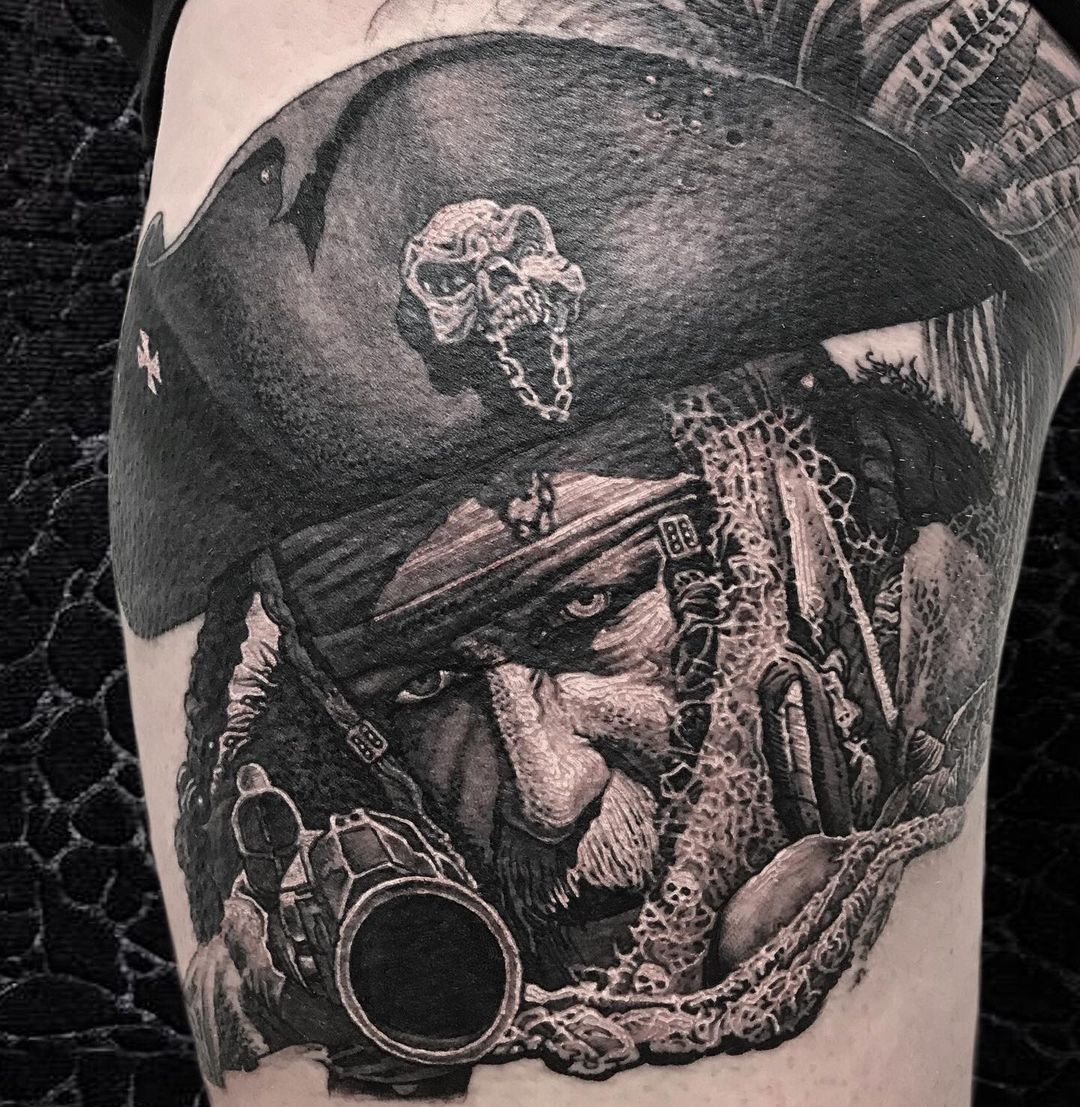 Tatuaggio che rappresenta barbanera, uno dei pirati più famosi di sempre