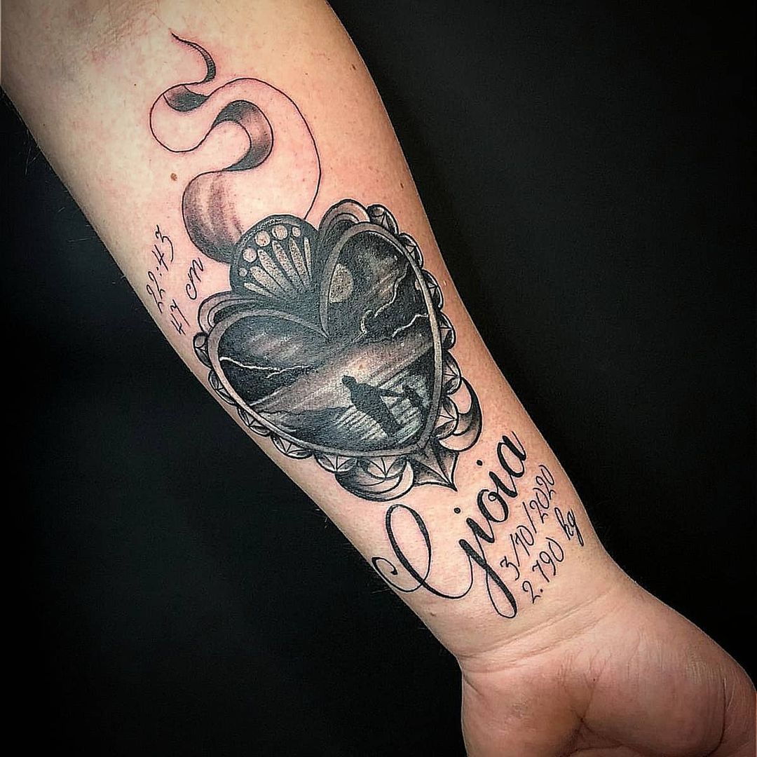 Tatuaggio che un padre dedica alla bimba appena nata