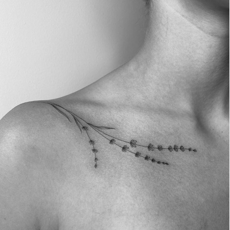 Tatuaggio clavicola bianco e nero