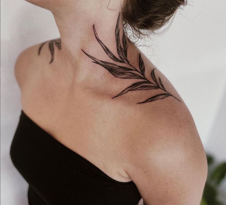 Tatuaggio elegante sul collo