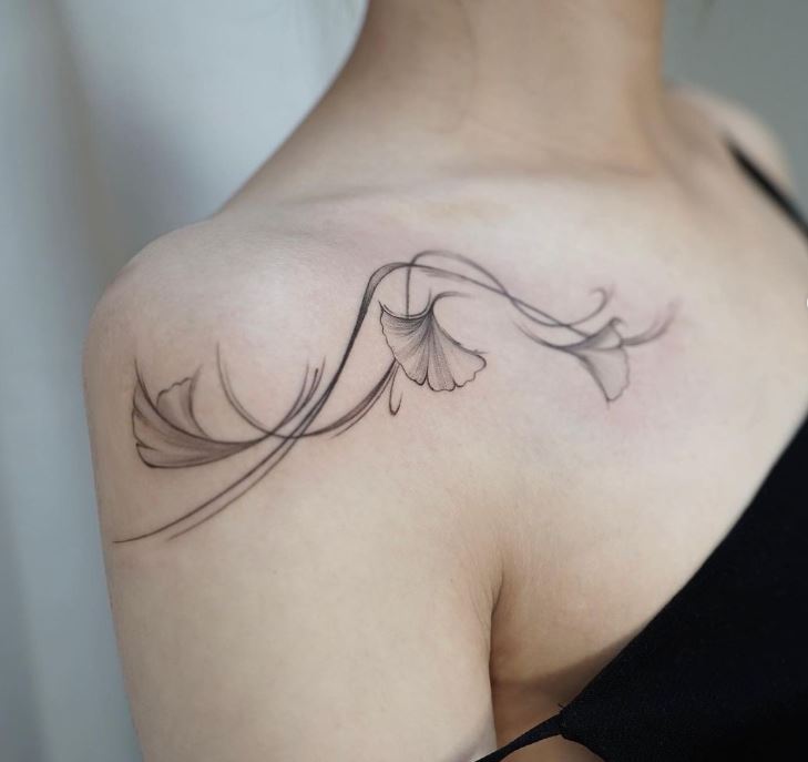 Tatuaggio floreale clavicola