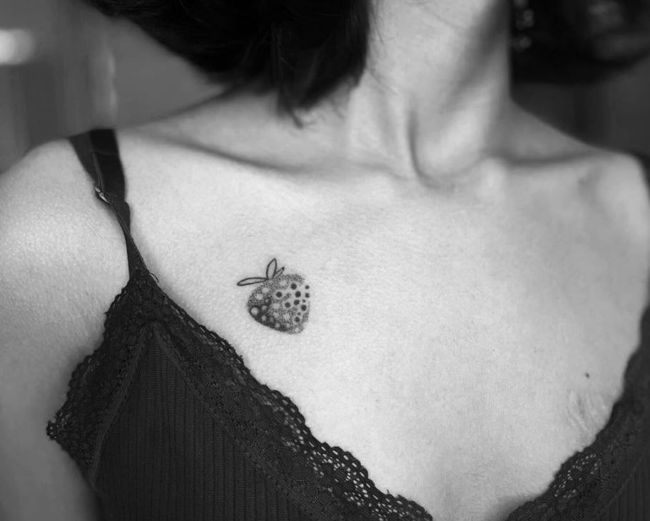 Tatuaggio frutta sulla clavicola
