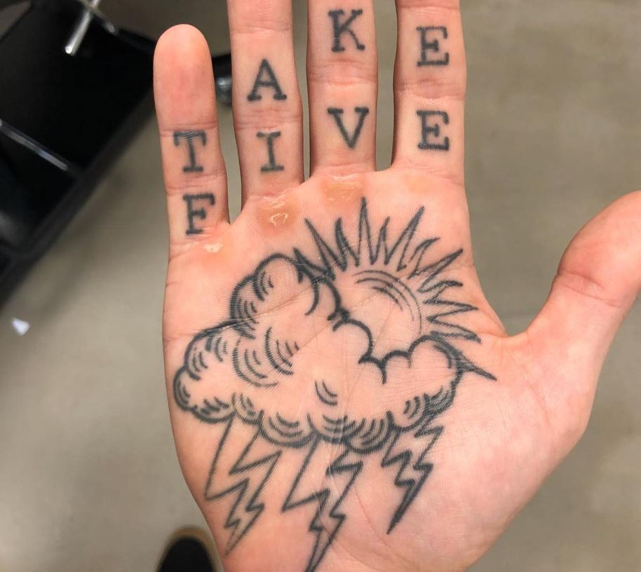 Tatuaggio fulmine sulla mano