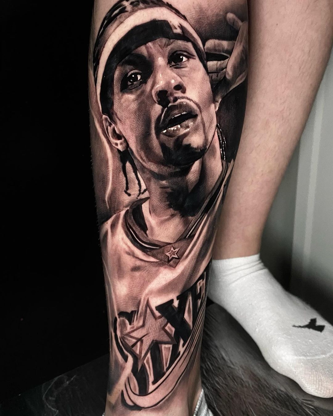 Tatuaggio gamba che ritrae un cestista