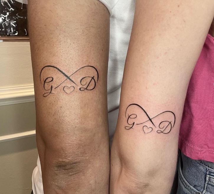 Tatuaggio infinito di coppia