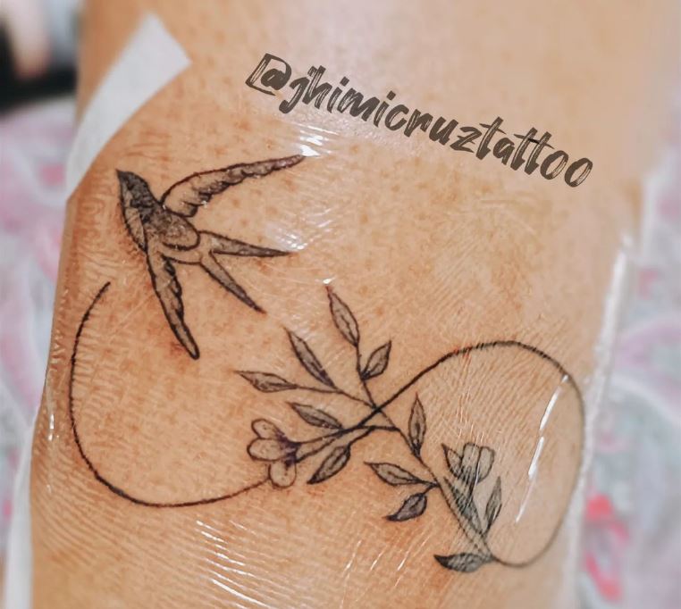 Tatuaggio infinito e rondini
