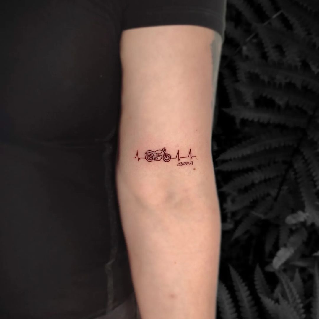 Tatuaggio moto con battiti vitali