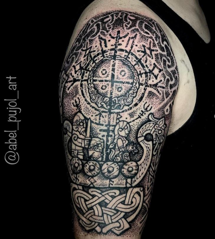 Tatuaggio nordico su tutto il braccio