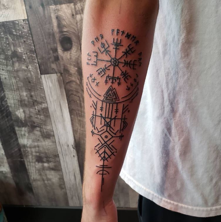 Tatuaggio nordico sul braccio