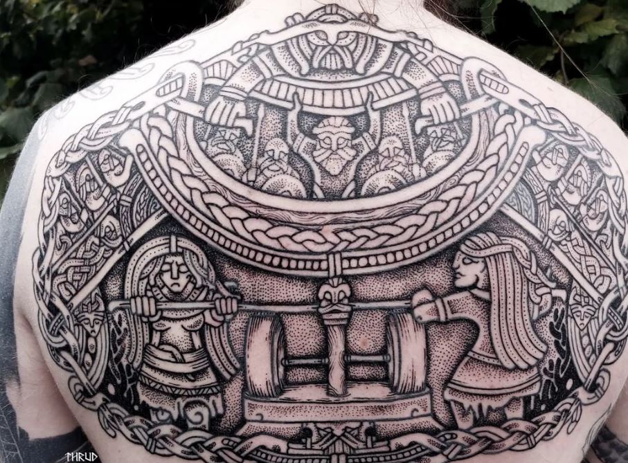 Tatuaggio nordico sulla schiena