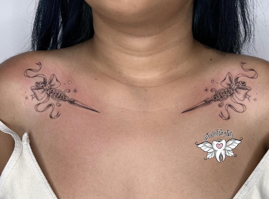 Tatuaggio ornamentale sulle clavicole