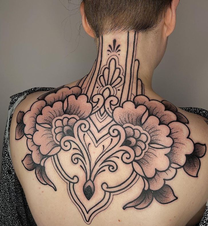 Tatuaggio schiena e collo