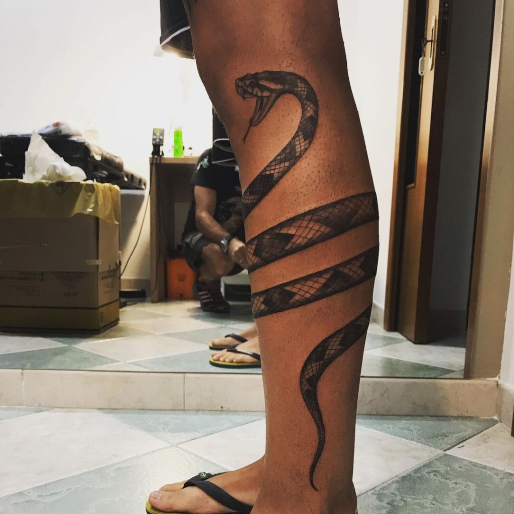 Tatuaggio serpente gamba