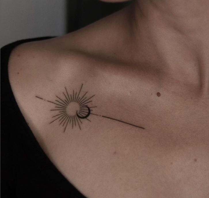 Tatuaggio sole luna clavicola