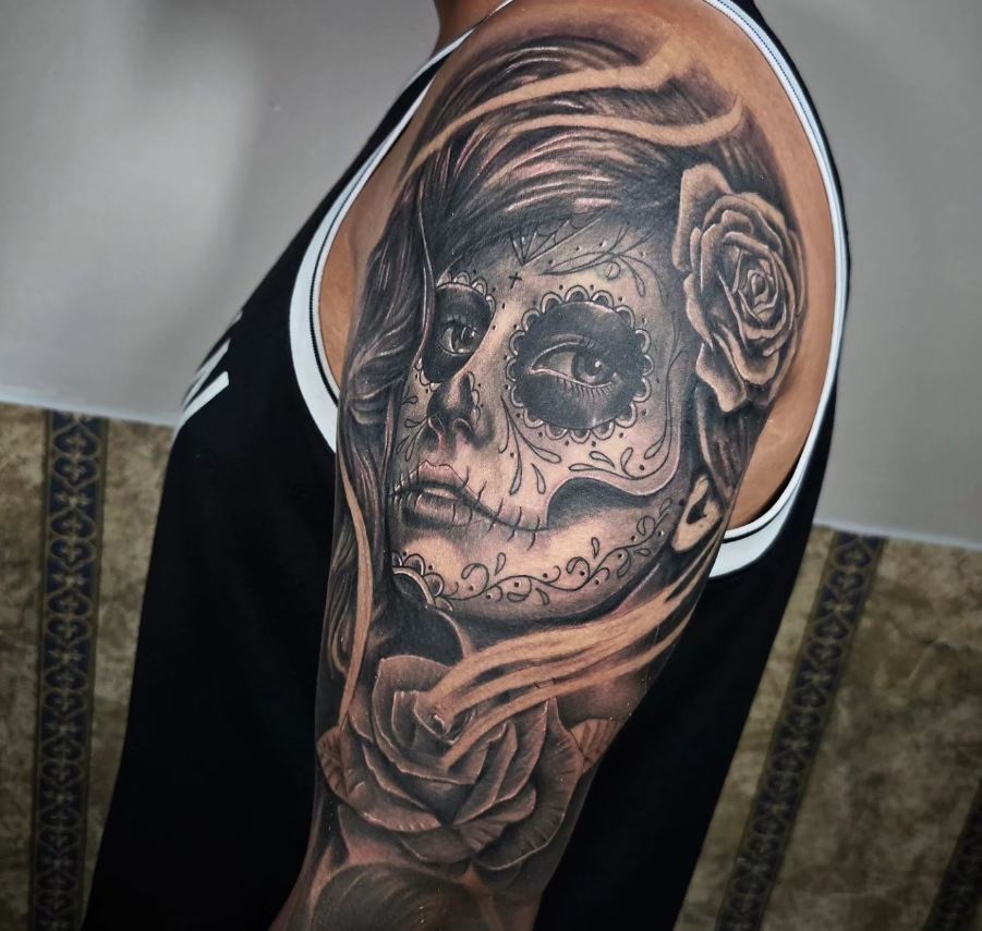 Tatuaggio teschio con rose
