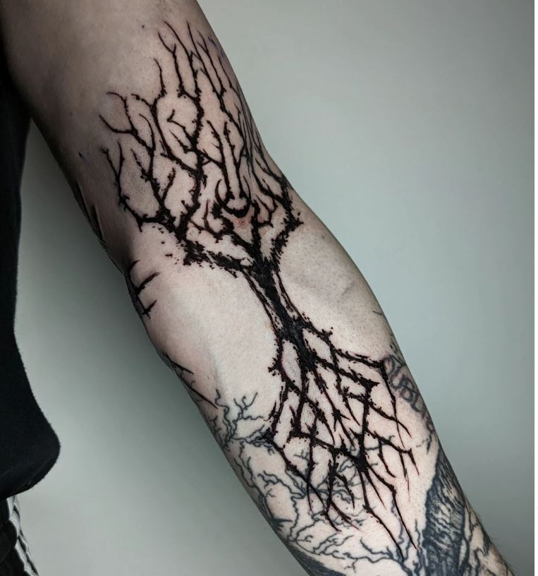 Tatuaggio vichingo sul braccio
