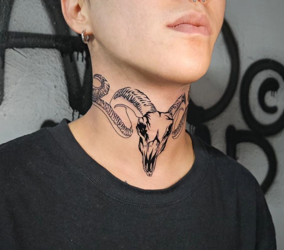 Testa della capra sul collo