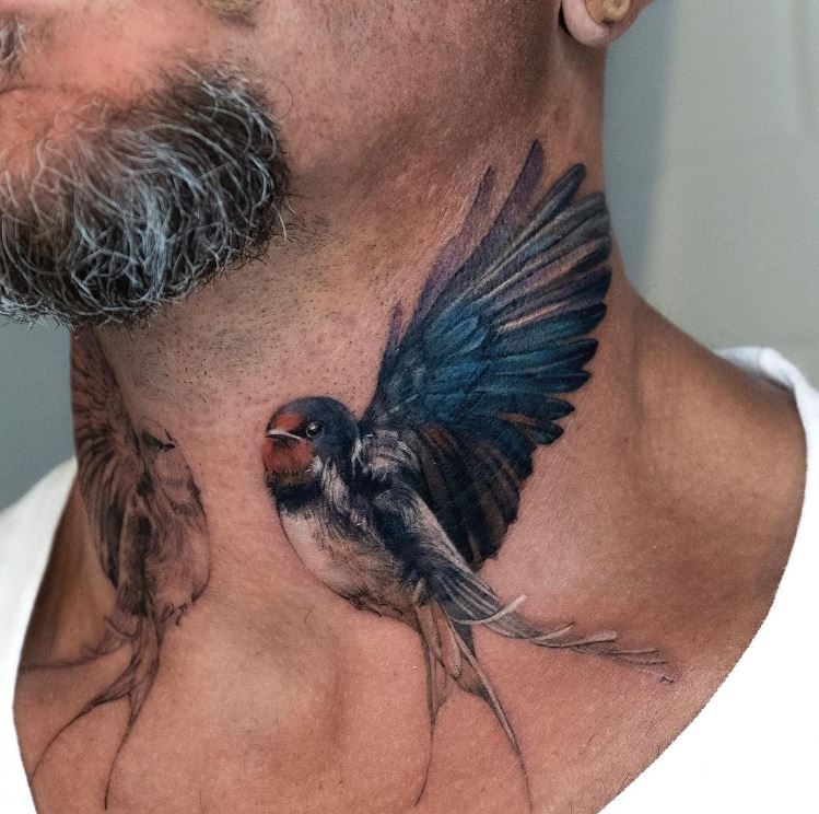 Uccello sul collo tattoo