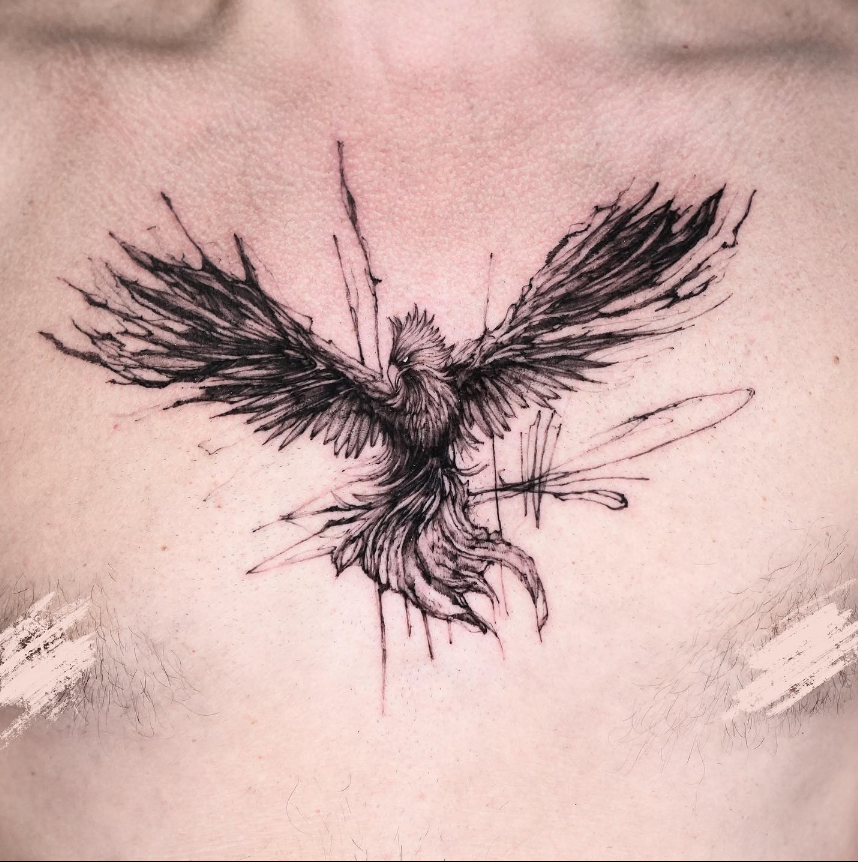 Una bellissima fenice tatuata in modo esemplare