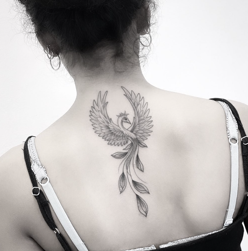 Una fenice tatuata sulla schiena di una ragazza