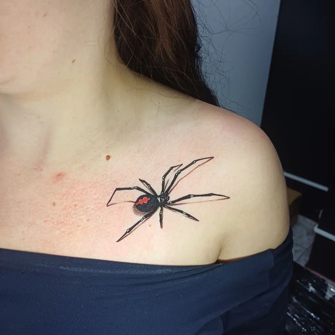 Vedova nera tatuaggio di una donna
